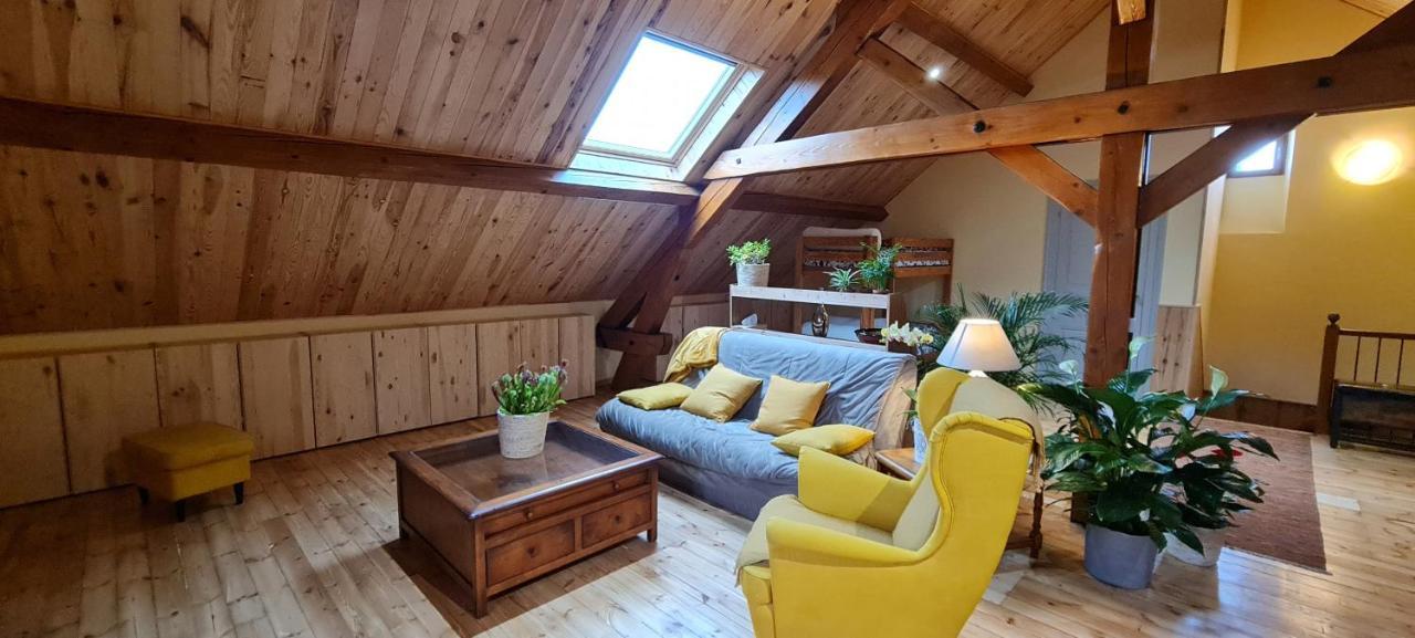 Loft Mansarde Du Train Jaune Avec Vue Sur Les Montagnes Saillagouse Luaran gambar