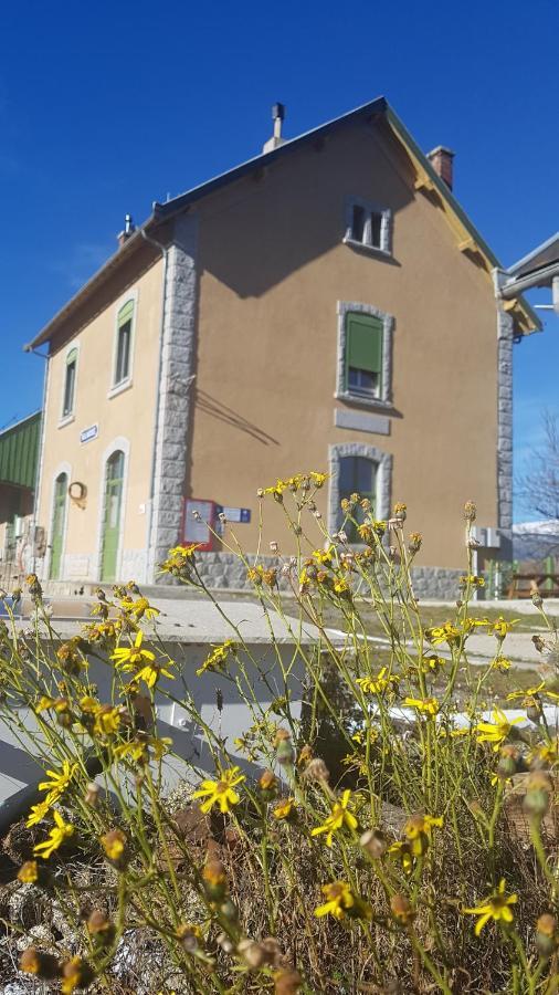 Loft Mansarde Du Train Jaune Avec Vue Sur Les Montagnes Saillagouse Luaran gambar