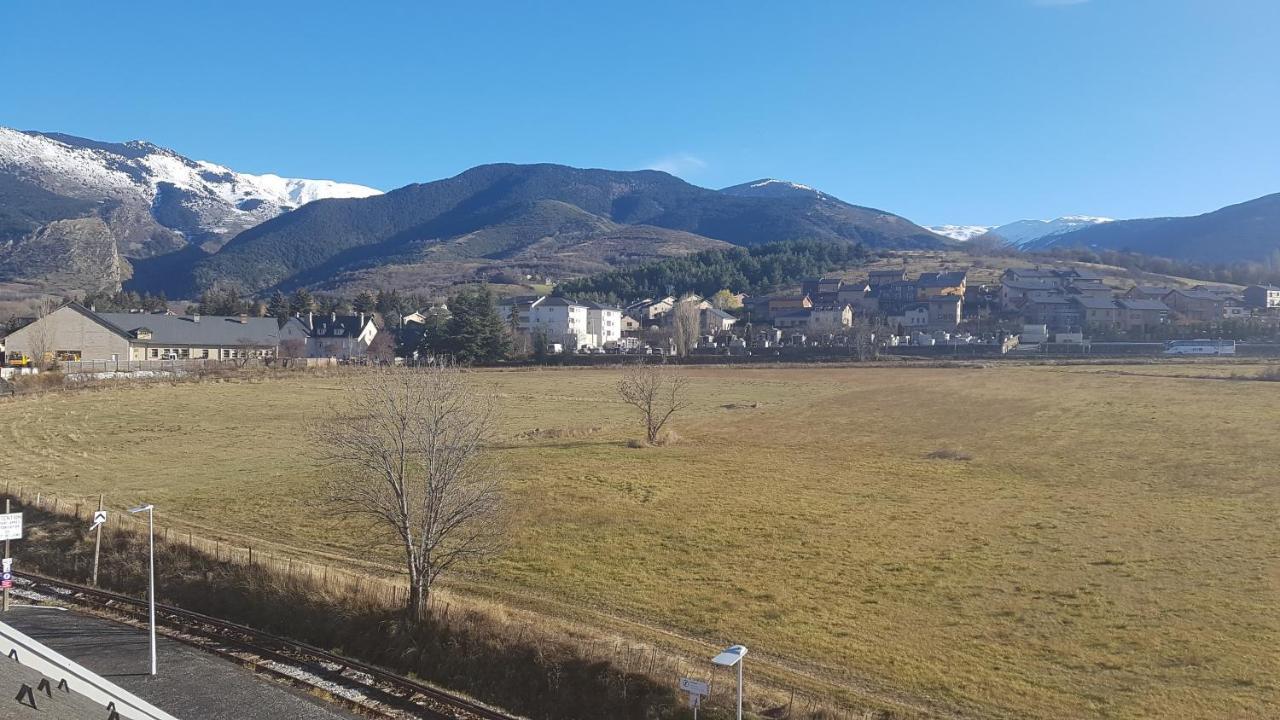 Loft Mansarde Du Train Jaune Avec Vue Sur Les Montagnes Saillagouse Luaran gambar